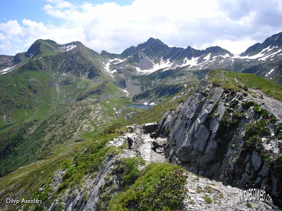 21 Un posto di combattimento con vista sul primo dei laghi di Porcile.JPG